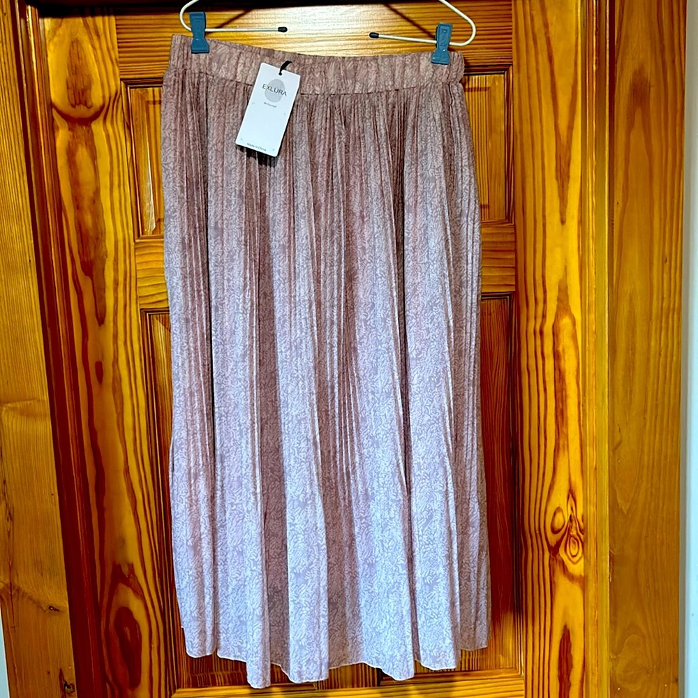 Pink pleated skirt with pockets, NWT